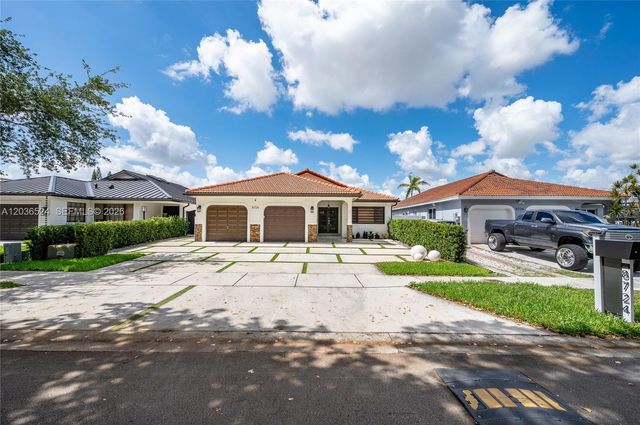 8724 NW 149th Ter, Miami Lakes, FL 33018