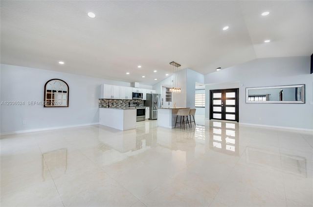 8724 NW 149th Ter, Miami Lakes, FL 33018