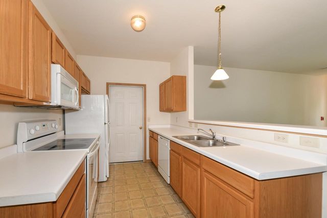 6913 S Rolling Meadows COURT, Oak Creek, WI 53154
