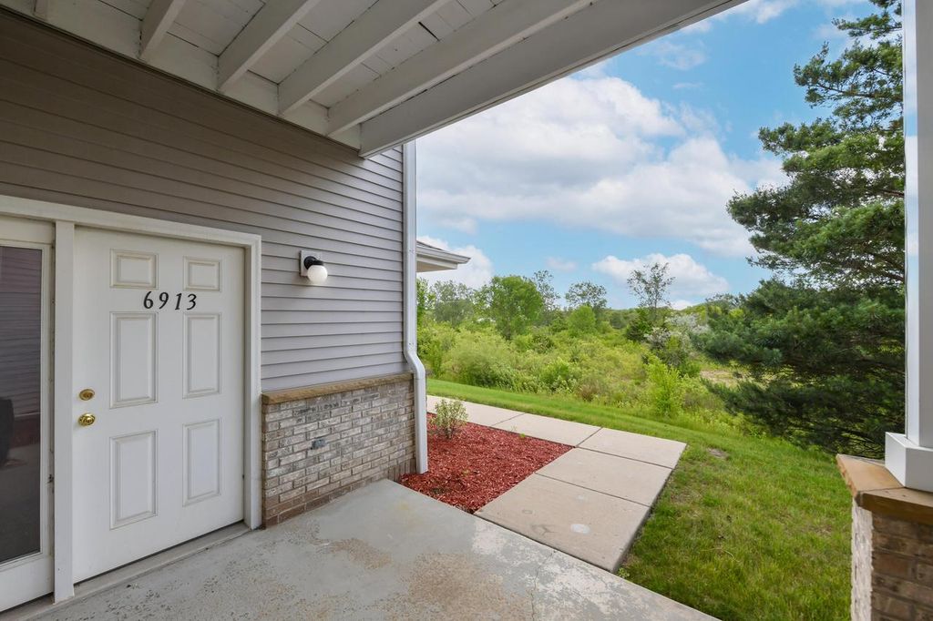 6913 S Rolling Meadows COURT, Oak Creek, WI 53154
