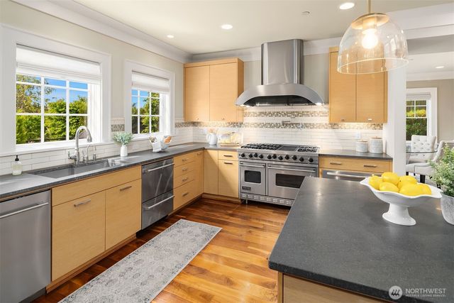 8910 NE 33rd Street, Yarrow Point, WA 98004