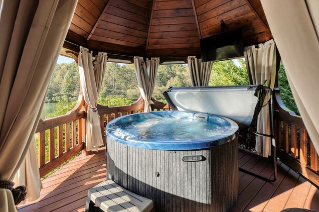 110 Green Valley Trail, Mineral Bluff, GA 30559