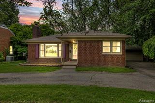 1179 Hampton Road, Grosse Pointe Woods, MI 48236