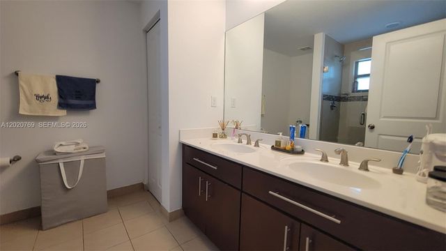 438 NE 194th Ter 438, Miami, FL 33179
