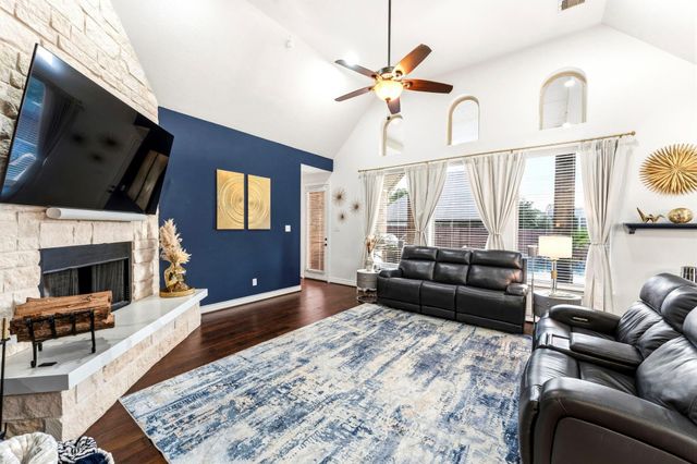 902 Holly Chapple Drive, Conroe, TX 77384