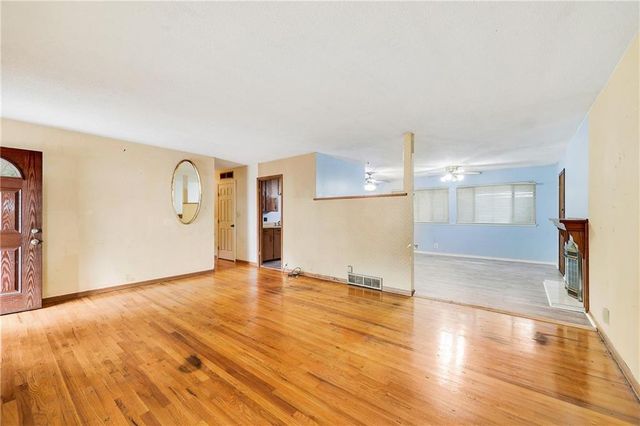 12805 E 40th Terrace S, Independence, MO 64055