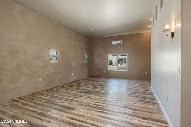 215 W Greening Avenue, Las Cruces, NM 88005