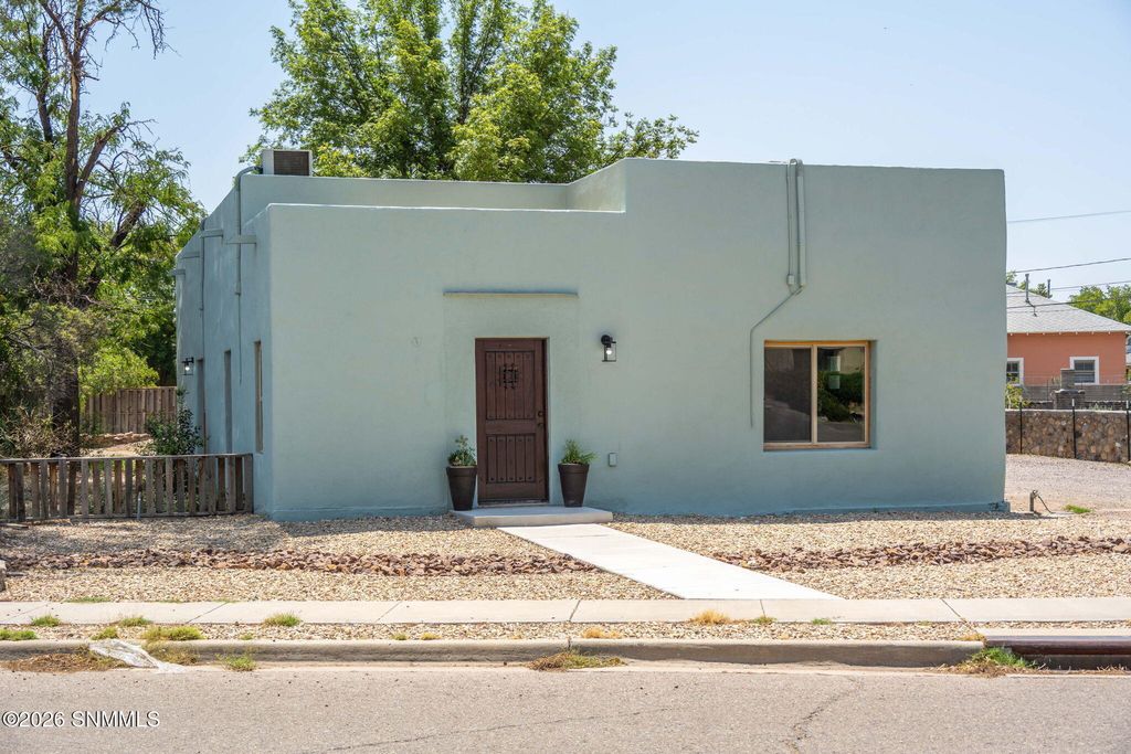 215 W Greening Avenue, Las Cruces, NM 88005