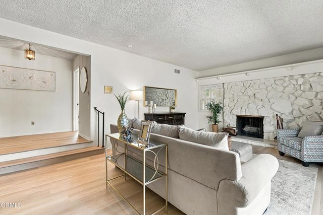 20601 Kingsbury Street, Los Angeles, CA 91311