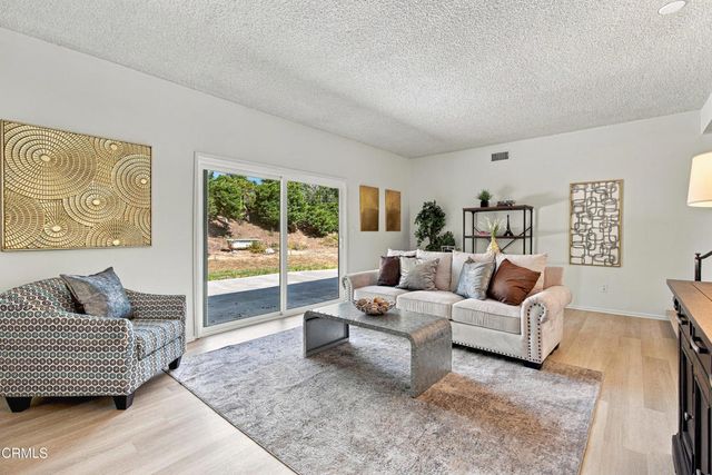 20601 Kingsbury Street, Los Angeles, CA 91311