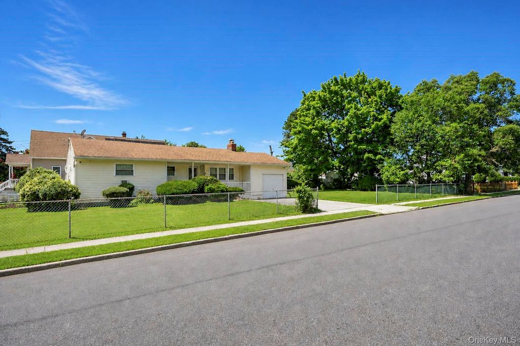 46 Marshall Avenue, Brentwood, NY 11717 — photo 3