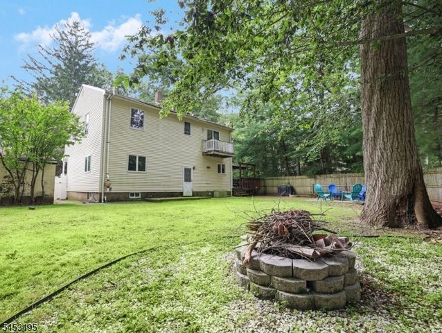 36 Maple Lake Rd, Kinnelon Boro, NJ 07405