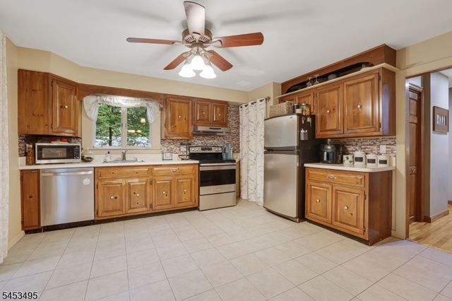 36 Maple Lake Rd, Kinnelon Boro, NJ 07405