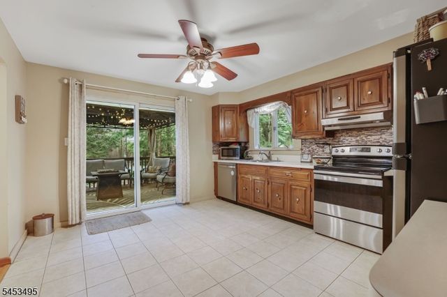 36 Maple Lake Rd, Kinnelon Boro, NJ 07405