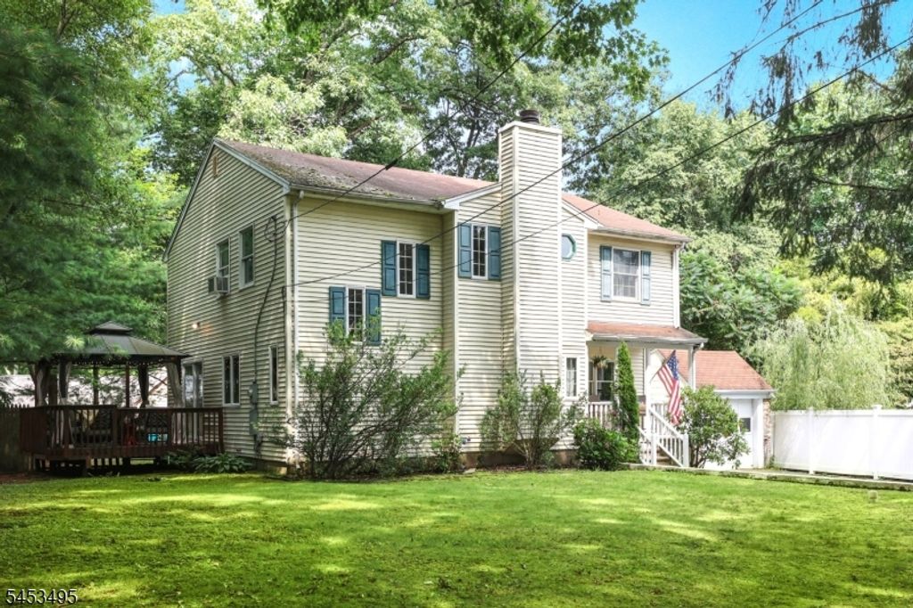 36 Maple Lake Rd, Kinnelon Boro, NJ 07405