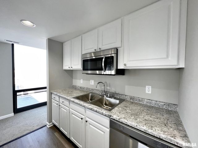 125 SW JEFFERSON Avenue W11W, Peoria, IL 61602