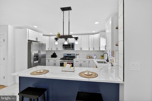 6 THORNHOLLOW RD, Newark, DE 19711