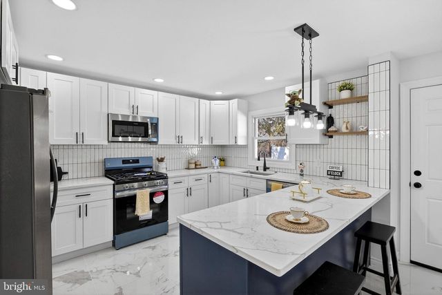 6 THORNHOLLOW RD, Newark, DE 19711