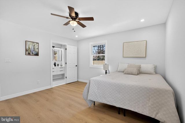 6 THORNHOLLOW RD, Newark, DE 19711