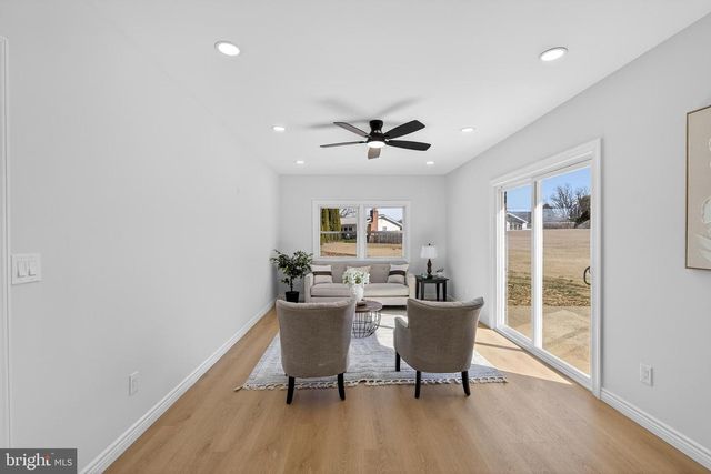 6 THORNHOLLOW RD, Newark, DE 19711