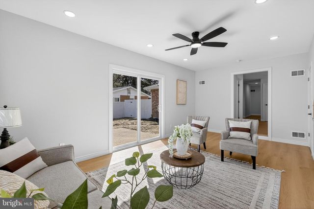 6 THORNHOLLOW RD, Newark, DE 19711