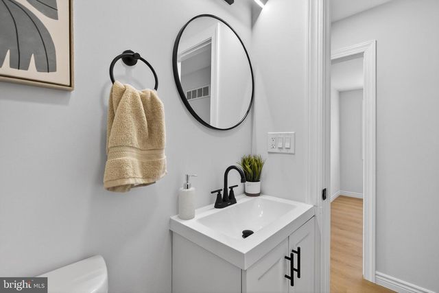 6 THORNHOLLOW RD, Newark, DE 19711