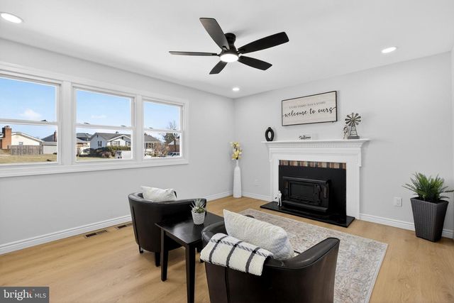 6 THORNHOLLOW RD, Newark, DE 19711