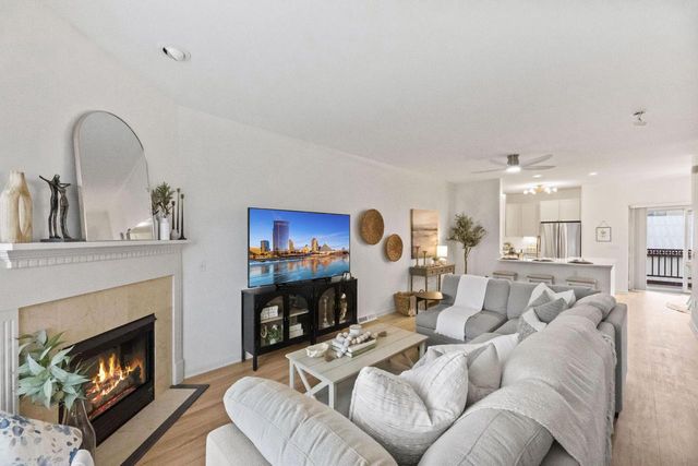 208 E Reservoir AVENUE, Milwaukee, WI 53212