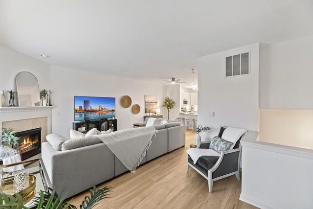 208 E Reservoir AVENUE, Milwaukee, WI 53212