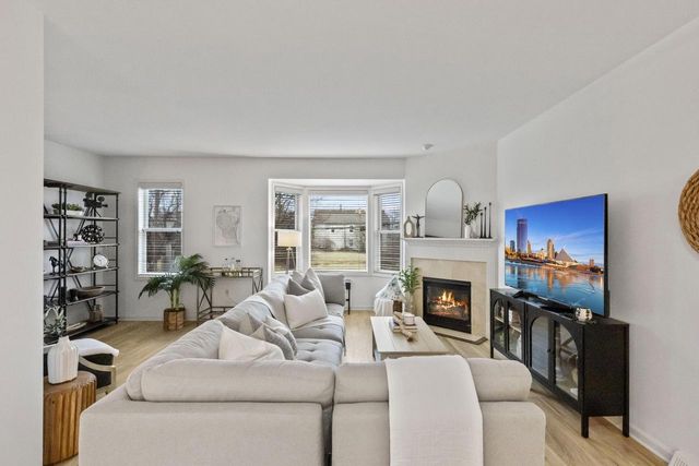 208 E Reservoir AVENUE, Milwaukee, WI 53212