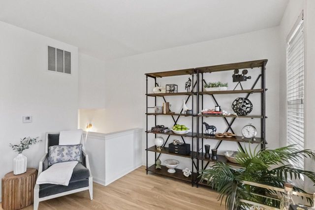 208 E Reservoir AVENUE, Milwaukee, WI 53212