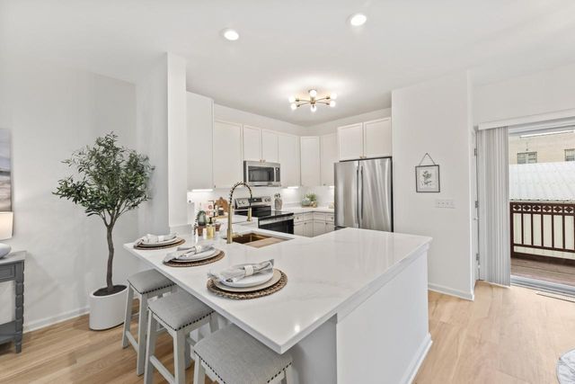 208 E Reservoir AVENUE, Milwaukee, WI 53212