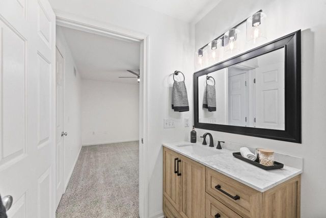 208 E Reservoir AVENUE, Milwaukee, WI 53212