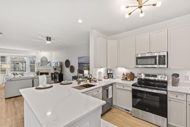 208 E Reservoir AVENUE, Milwaukee, WI 53212