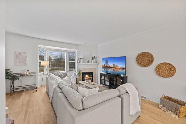 208 E Reservoir AVENUE, Milwaukee, WI 53212