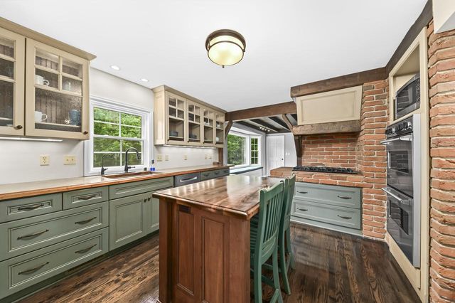 123 W Glenview COURT, Mequon, WI 53092