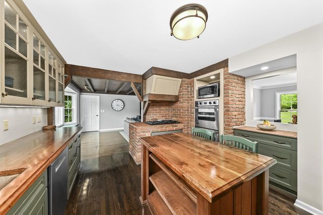 123 W Glenview COURT, Mequon, WI 53092