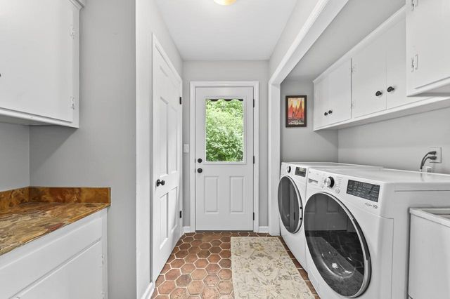 123 W Glenview COURT, Mequon, WI 53092