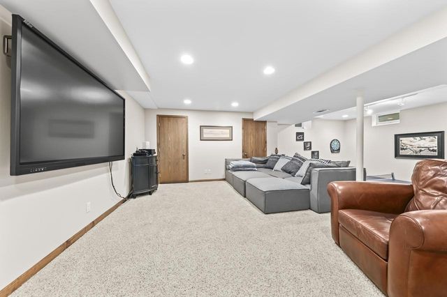 123 W Glenview COURT, Mequon, WI 53092