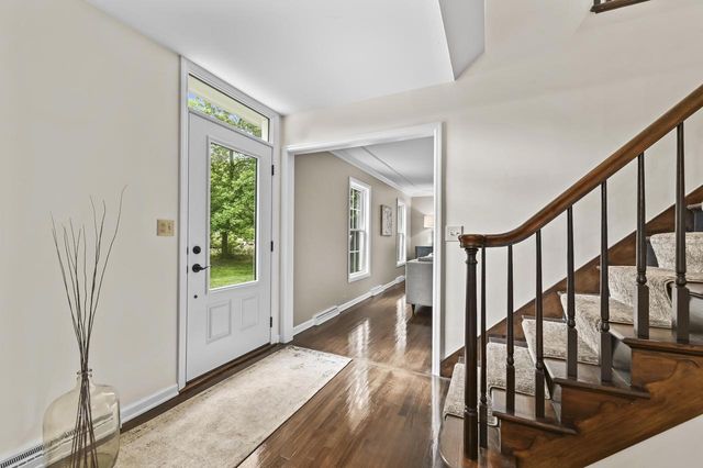 123 W Glenview COURT, Mequon, WI 53092