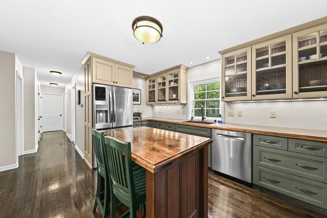 123 W Glenview COURT, Mequon, WI 53092