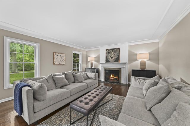 123 W Glenview COURT, Mequon, WI 53092