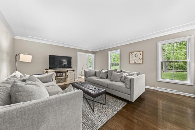 123 W Glenview COURT, Mequon, WI 53092