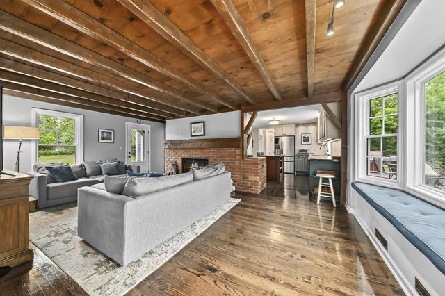 123 W Glenview COURT, Mequon, WI 53092