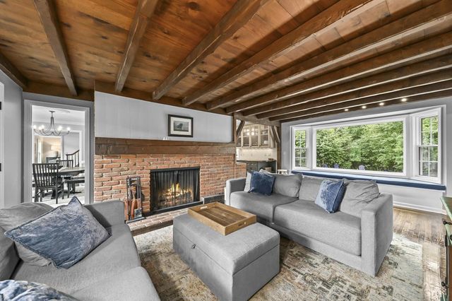 123 W Glenview COURT, Mequon, WI 53092