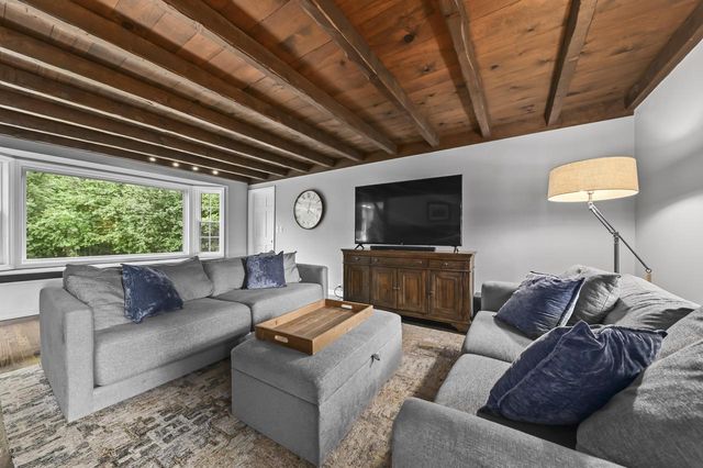 123 W Glenview COURT, Mequon, WI 53092