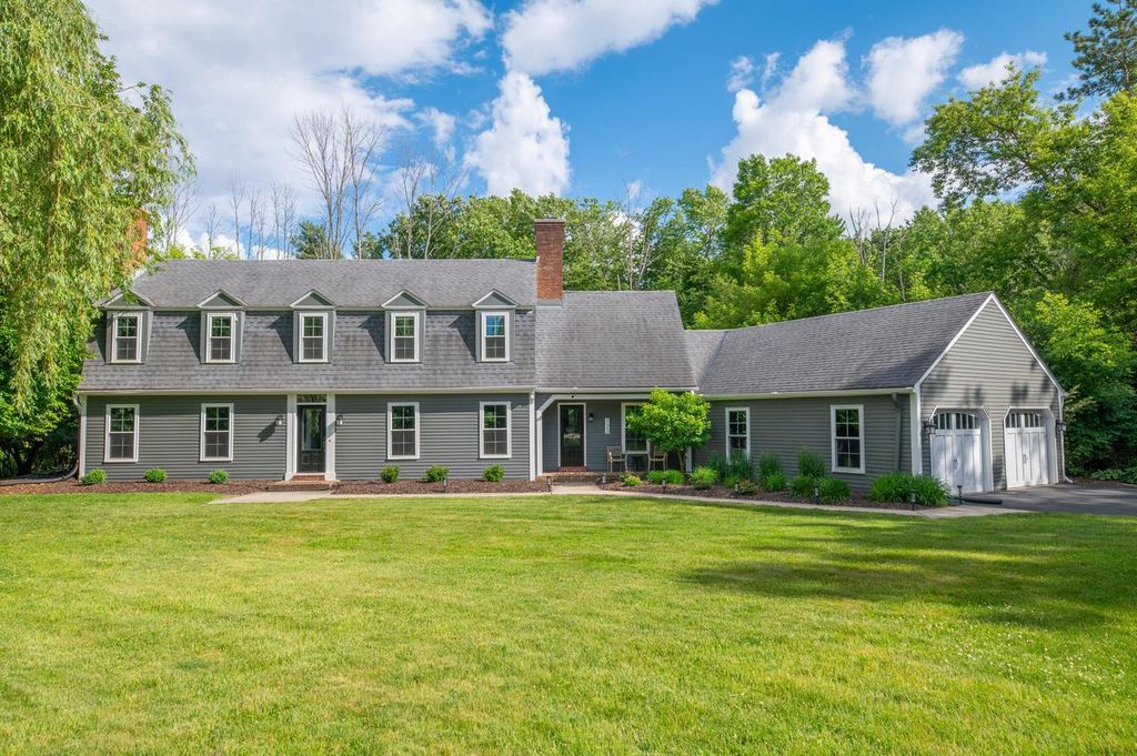 123 W Glenview COURT, Mequon, WI 53092