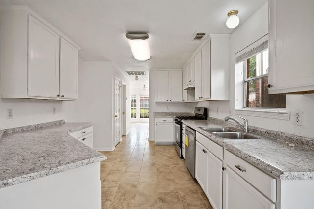 26900 Castlecliff Lane, Kingwood, TX 77339