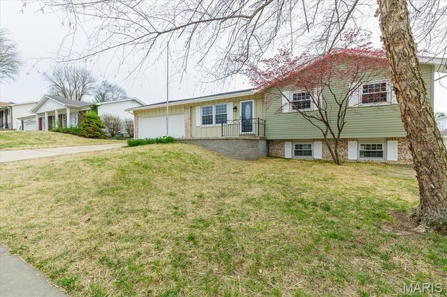 908 Crescent Drive, St Charles, MO 63301