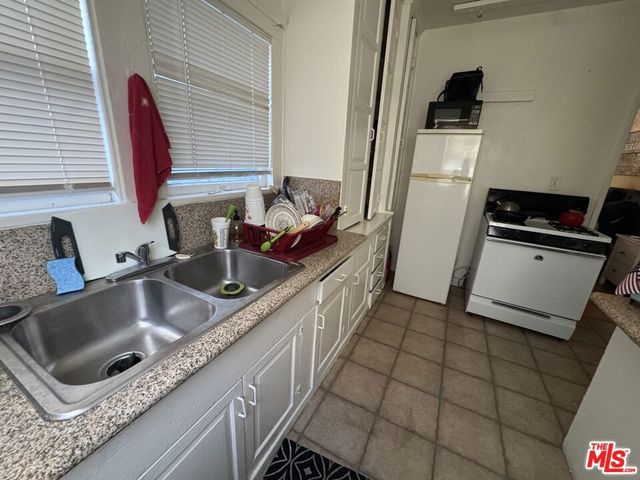 20 -22 Breeze Avenue, Venice, CA 90291